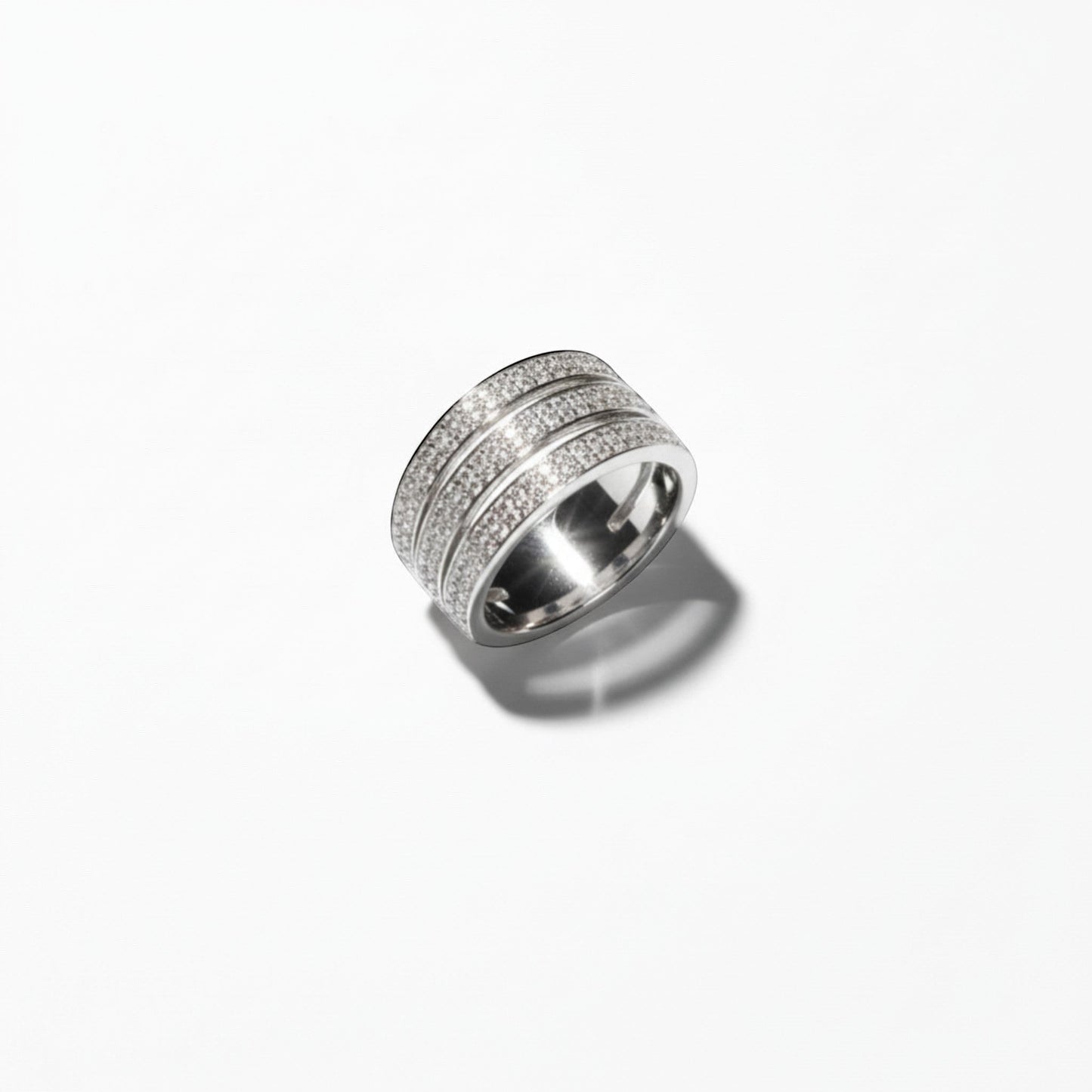 AVIRI 3-layer ring with silver polish and sparkling artificial diamonds. Modern, elegant band style.