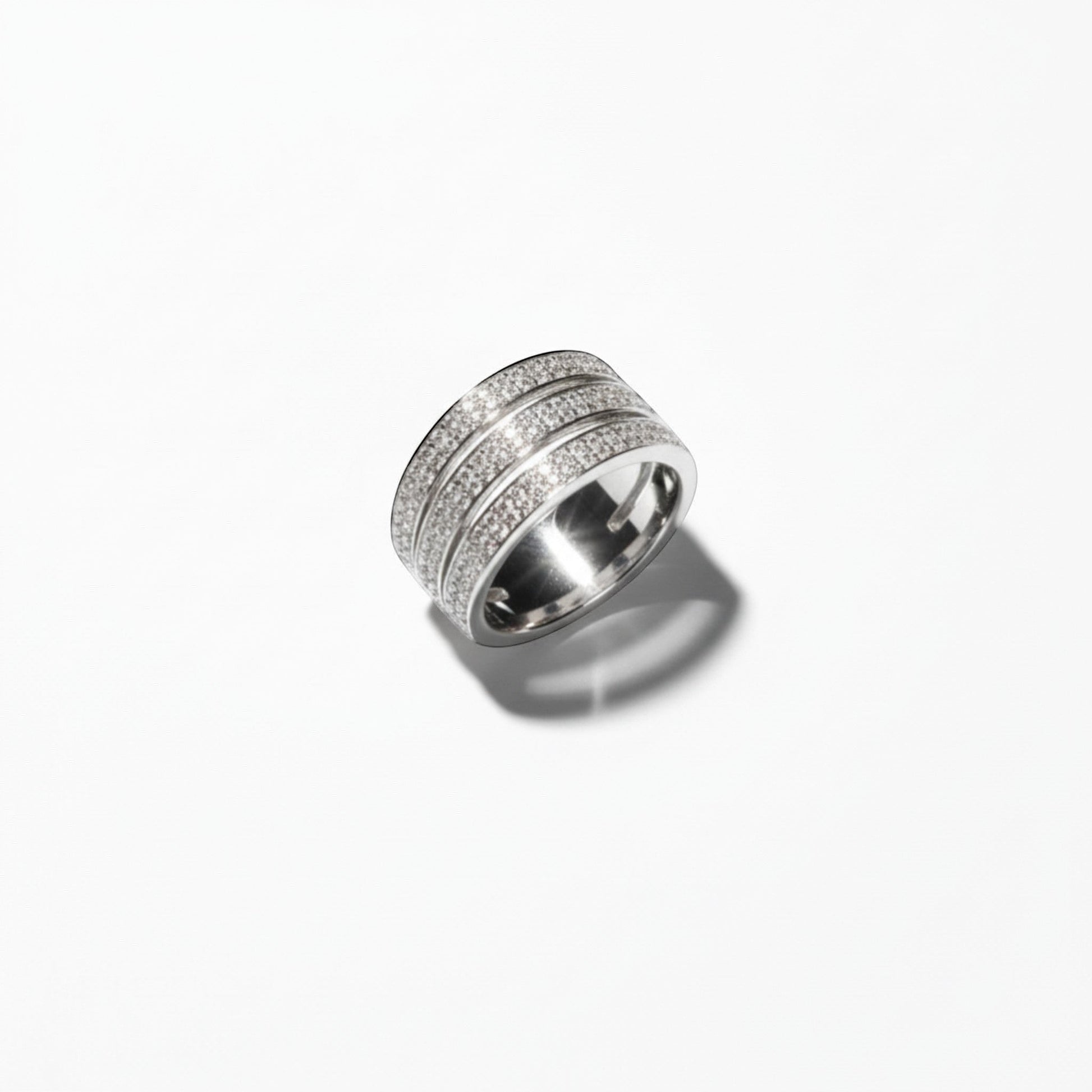 AVIRI 3-layer ring with silver polish and sparkling artificial diamonds. Modern, elegant band style.