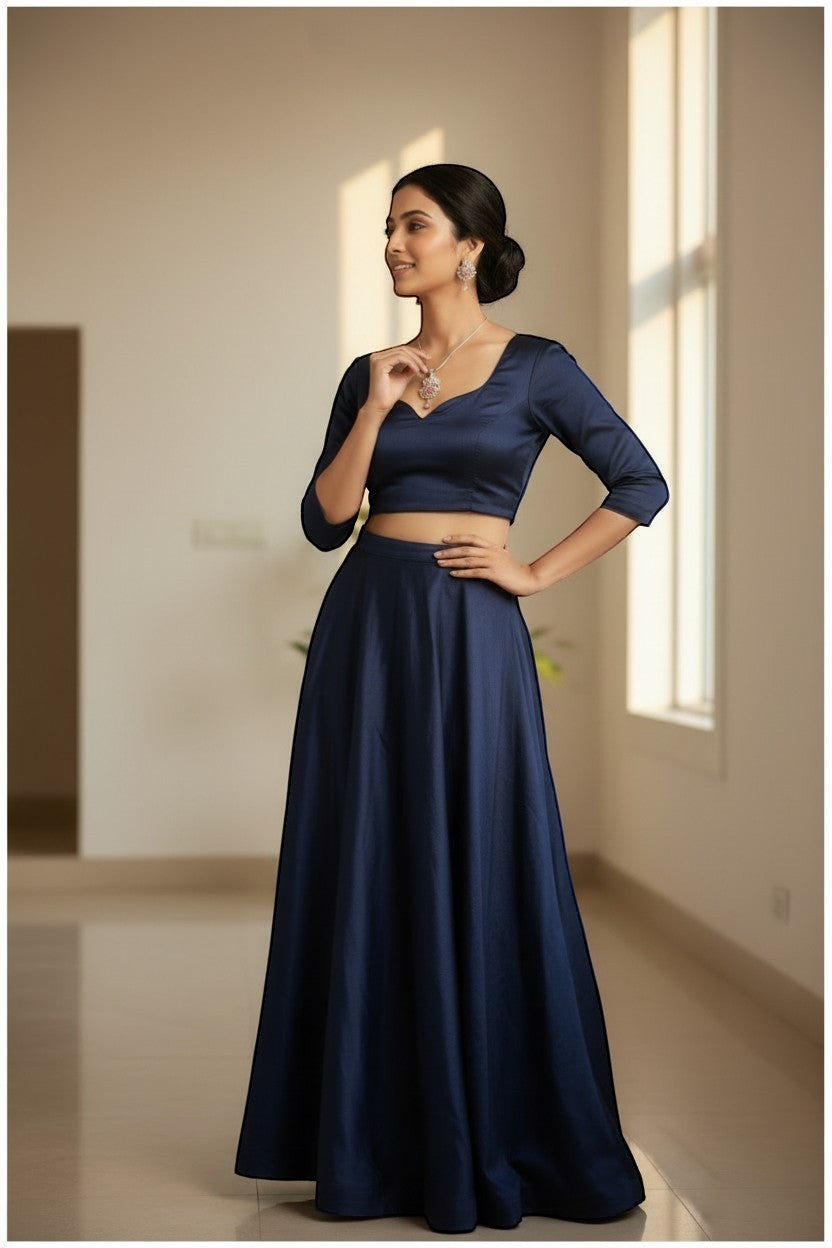 AVIRI elegant AD necklace set with green centerpiece and sparkling stones, silver polish finish.